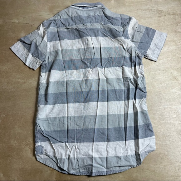 Cactus Shirt Men's Size Small Grey White Slim Fit Striped Button Up Short Sleeve - Picture 2 of 3